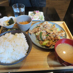 萠土 - 豚肉ネギガーリック炒め定食(800円)
