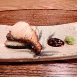 虎白 - 鰆…ごまを混ぜた赤味噌で食すか、ワサビで食すか