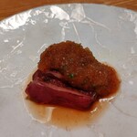 虎白 - 真鴨、その上には玉ねぎソースにセリの胡麻和え