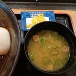 Kibi Sabisu Eria Kudari Sen Sunakku Kona - 温玉デミカツ丼の味噌汁