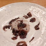 虎白 - えび芋を炊いて蒸して揚げたもの、黒トリュフの香りが食欲を誘う