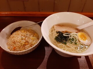 Ramenya Asahi - ラーメン塩味税込570円+炒飯小税込350円のセット