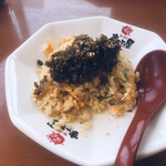 ラーメンまこと屋 - 黄金チャーハンに高菜ダイブ\(//∇//)\