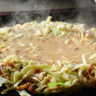 月島名物！大盛り「もんじゃ」は、種類豊富なラインナップが自慢