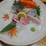 Shin To Kohitsuji - お造り大トロ付き鮮魚10種盛り合わせ
