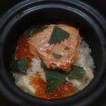 Shin To Kohitsuji - ズワイガニとイクラの土鍋ご飯