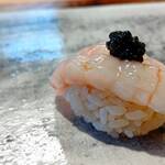 Sushi bistro zen - ある日の寿司ビストロコース11.000円 4貫目 甘海老にフランス産オシェトラキャビアのせ