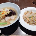 上海華龍 - 【2021.12.16(木)】本日のランチ①(つみれ入り野菜ラーメン&五目チャーハン)850円