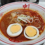 蒙古タンメン中本 - 左が味噌タンメンスープ、右が冷し味噌スープ