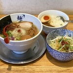 麺屋 燕 - ・極みネギ塩ラーメン 並 800円/税込
            ・ネギ 150円/税込
            ・燻製煮たまご 150円/税込
            ・自家製キーマカリー 300円/税込