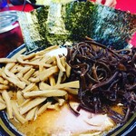 家系ラーメン王道 いしい - チャーシュー麺。メンマ、キクラゲトッピング。