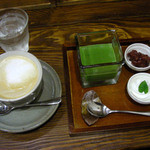 シーフィールド - こちらは、抹茶プリン350円とキャラメルラテ450円。※セットだと50円引きになります。このカップ＆ソーサーが特に気に入ったよ～