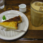 シーフィールド - こちらは、季節のタルト(マロン＋オレンジグレープフルーツ)350円とアイスコーヒー400円。※セットだと50円引きになります。お皿がとってもいい色～！