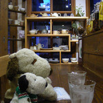 シーフィールド - お店はおうちのガレージ部分を改装して作られたそうで、カウンター３席、テーブル２席のとっても小さなカフェだよ。内装は全てお店の方の手作りなの。小さなアトリエみたいだね。