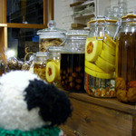 シーフィールド - カウンタの上に並べられた果実をつけた瓶がとってもきれい。でもこれは法律上、お客さんには提供できないそうで、鑑賞用なんだって。飲めないのが残念・・・