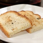 トリワイン ＰＩＫＯＳＨＨＨＵ - バケット風フォカッチャ２枚おかわり