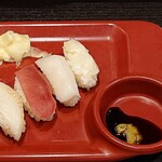 Shabuyou - しゃぶ葉 西葛西駅前店 宮崎県産霧島黒豚＆牛みすじ食べ放題コースで選んだにぎり寿司 左からからすかれい・まぐろ・イカ・ツブガイ 全てさび抜きで提供されます