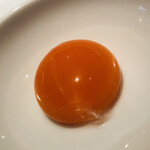 164456942 - この卵のハリとツヤと弾力にびっくり。京都の茶乃月というブランド卵です。結構、お高いお値段のはず。