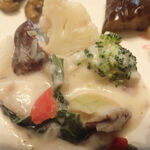 K&M Vegan Kitchen 菜美 - きのことブロッコリーの里芋豆乳クリーム煮はシチューで野菜の歯ごたえのこってるミャ。カリフラワーブロ玉ねぎパプリカほうれんぶなしめじしいたけ。里芋は感じず