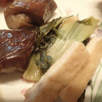 K&M Vegan Kitchen 菜美 - しろ菜と揚げの煮物、茄子の煮浸し　あげは醤油と甘さうっすら、なすはジューシーで丁寧に切れ目、味がいいミャ