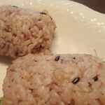 K&M Vegan Kitchen 菜美 - 雑穀米の醤油麹ご飯はあぶらぶん、酸味もわずかあって塩加減良くほどよいかたさ。黒米赤米麦も入るミャ