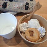 K&M Vegan Kitchen 菜美 - 気が変わっていただいたヴィーガンアイス。大豆メインのしゃりしゃりアイス、豆乳ホイップ、あったかく風味良いアップルシナモンマフィンと