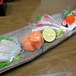 季節料理 藤原 - 本日のお造盛合
      （鯛・サーモン・カンパチ・タコ・シマアジ）
