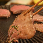 Nikuryouri Touri - 肉を持ち上げる