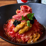 著名的日本牛肉 sashitro海鲜盖饭