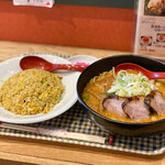 麺屋えいじ - カレー炒飯＆みそラーメン☆