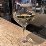 Le Bar A Vin 52 Azabu Tokyo - 白ワイン　ちょっと色薄いですね