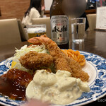 重亭 - エビカキフライ盛合せと遠目にビールを望む、、