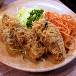 とんかつ冨貴 - さて登場はカキフライ〜
結構大きめだなぁこりゃ嬉しいぞ！
この形状だとニコイチではないし。
檸檬を回しかけカキの塩分だけでいただきます
