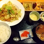 楽楽楽 - 自家製みそ鶏ちゃん定食880円。なかなかに美味しそう♪