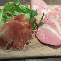 R restaurant & bar - 