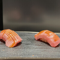 鮨 梢 - 中とろ(竜飛 延縄)の食べ比べ