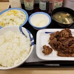 松屋 - カルビ焼肉L定食。