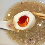 宍道湖しじみ中華蕎麦 琥珀 - トロトロの黄身