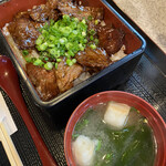 肉屋 黒川 - 義母は焼き肉重。醤油辛くて硬目の食感でした。