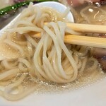宍道湖しじみ中華蕎麦 琥珀 - 麺アップ