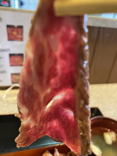 肉屋 黒川 - ヒラヒラの薄いステーキですが、とろけるような旨味です。