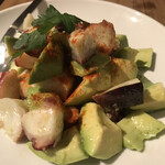 フラット - タコとアボカドサラダ