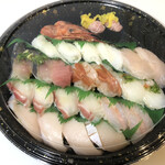 鮨庭 - お好きなお寿司をテイクアウト。写真の量で約¥3,500円くらいでした。