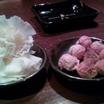 柳小路 まるうめ - お通し　ドライいちじくとアグールという名のチーズ