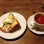 Cafe FLEUR - ケーキセット750円 バナナミルクシフォンケーキ