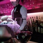 柳小路 まるうめ - 赤ワイン越しのMr.マキシマ　　顔だしＮＧだそうです(^o^)