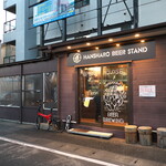 HANSHARO BEER STAND - 伊豆長岡駅の真向かいにある「反射炉ビヤスタンド」。狭い店内だが、醸造所直営ならではの魅力がある