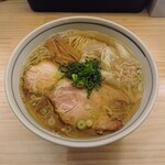 らぁめん しゅき - 牡蠣煮干しと干し海老の魚介塩ワンタン麺