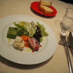 イタリア食堂 DecoBocco - ランチ　前菜サラダの盛り合わせとパン
