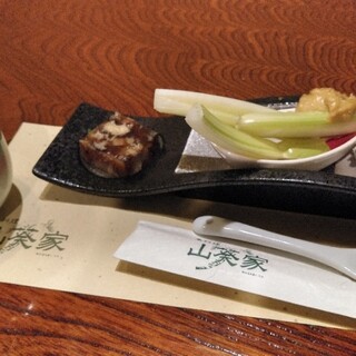 山葵家 - 料理写真:お通し　(茶碗蒸し、煮こごり、セロリの味噌添え、魚の海苔巻き)